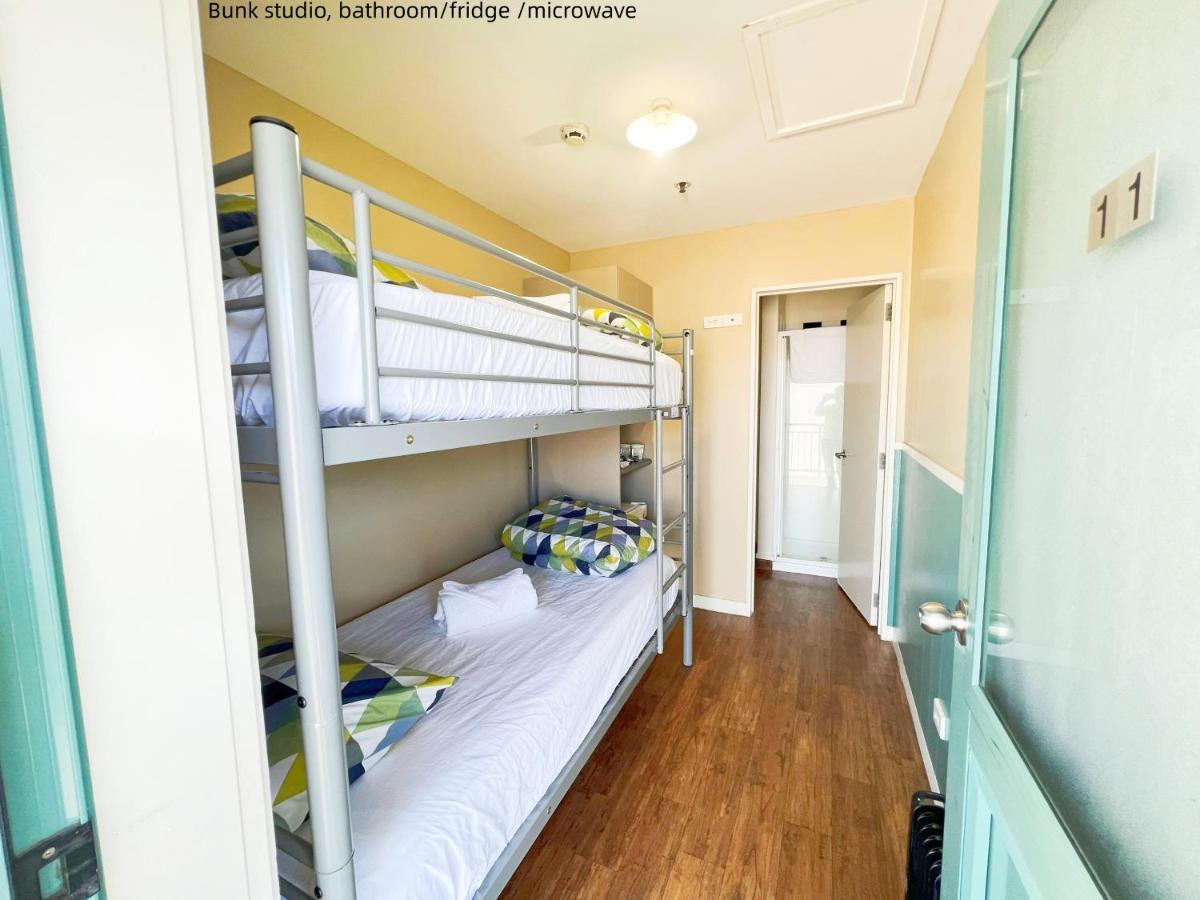 Astray & Backpackers Motel
