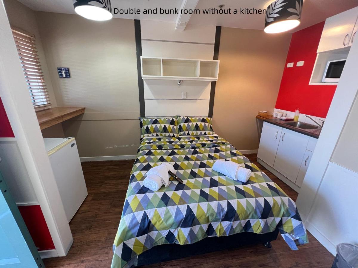 Astray & Backpackers Motel 3*