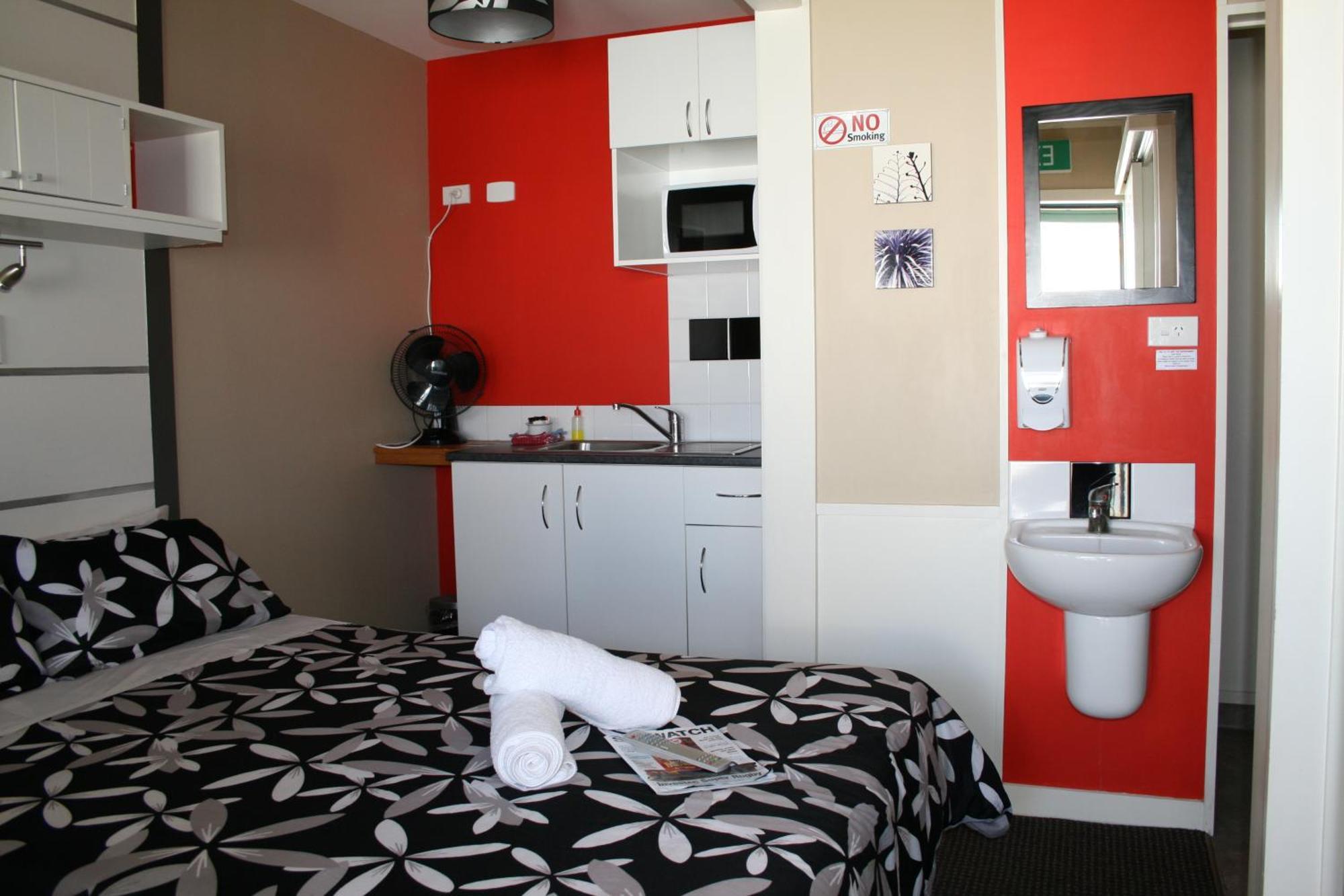 Motel Astray & Backpackers 3*