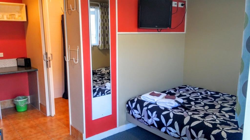 Astray & Backpackers Motel