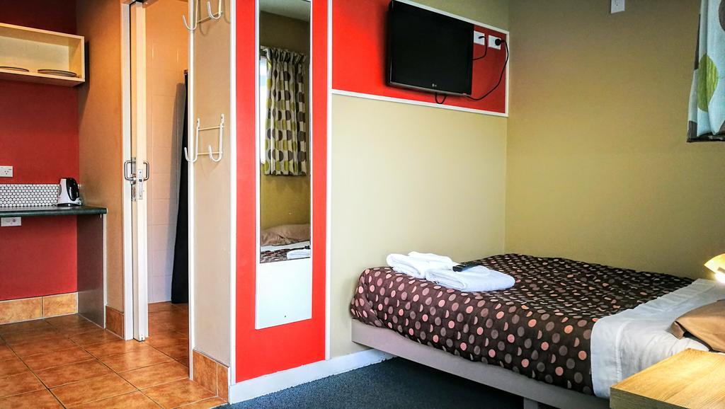 Motel Astray & Backpackers