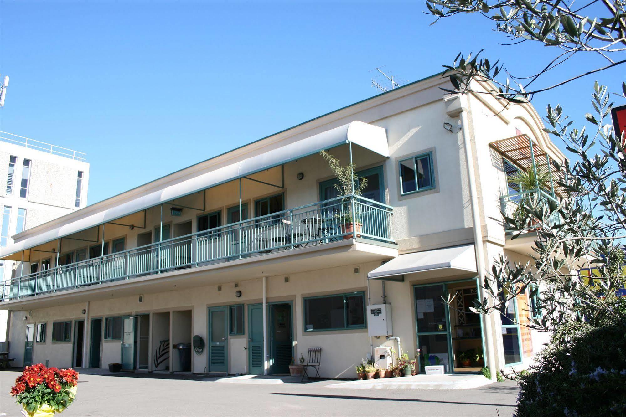 Motel Astray & Backpackers
